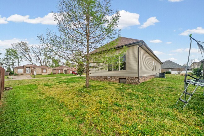 Building Photo - 3 Bedroom 2 Bath Pet Friendly Home For Rent!