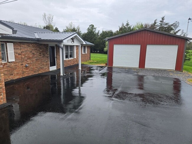 Building Photo - **Charming 3-Bed, 2-Bath Duplex Apartment with Spacious Garage and Large Back Porch**