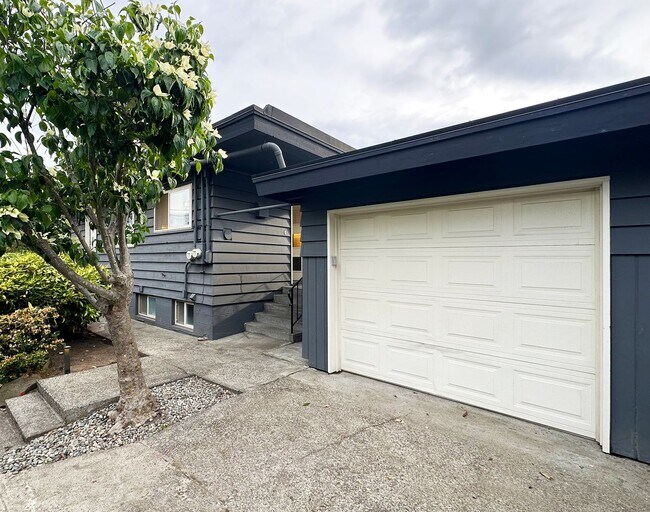 Building Photo - 2Bd/1Ba Seattle Duplex