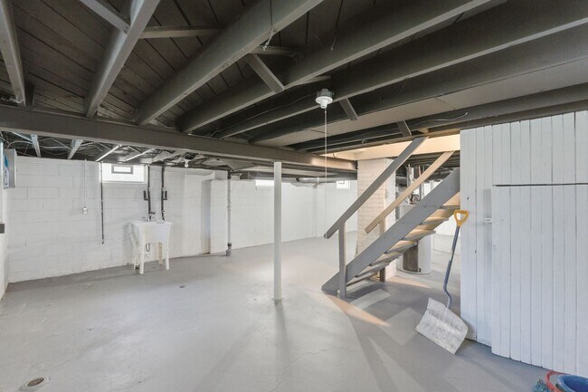 Building Photo - Holiday Special Reduce Rent