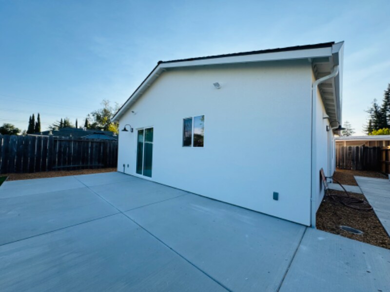 Building Photo - 5037 Kenmore Dr