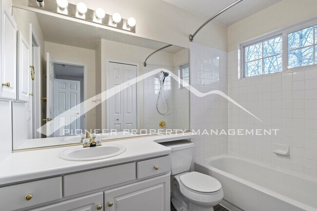 Building Photo - Beautiful 3bd/2.5 bath home with a peaceful backyard, AC, and 2.5 car garage near Ute Valley Park