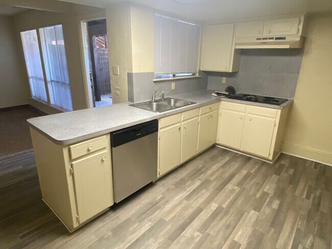 Building Photo - SPACIOUS 3 bedroom 2.5 bathroom townhome