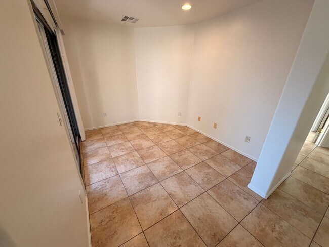 Building Photo - Spacious 3Bdm 2Ba Phoenix Home with *No Carpets* and *New Paint*