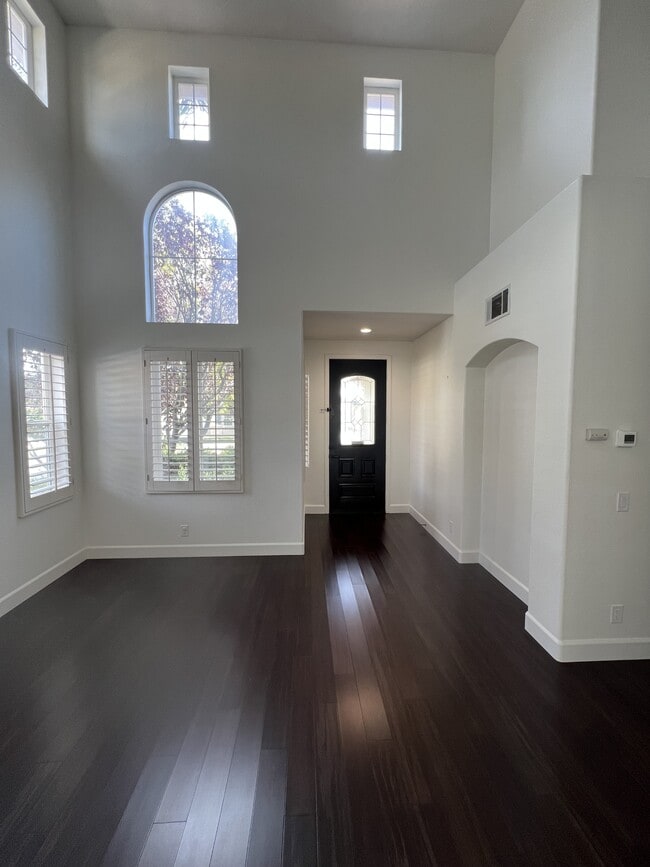 Building Photo - 31495 Sunningdale Dr