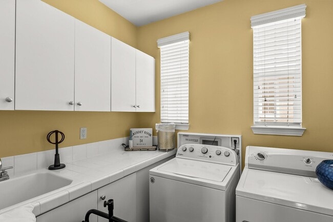 Building Photo - 4 Bedroom Home in the Beautiful Bridgeport Community!