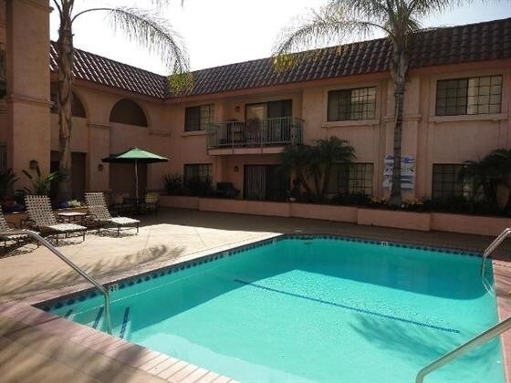 Building Photo - 245 W Tujunga Ave