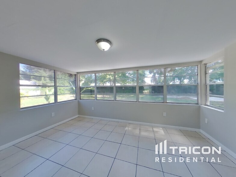 Building Photo - 227 Lochmond Dr