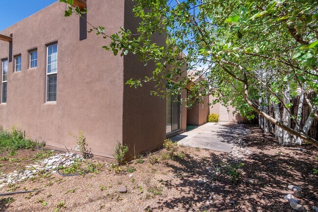 Building Photo - Single Level 3 Bedroom 2.5 Bath home in De...