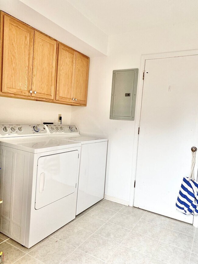 Building Photo - Beautiful Mount Pleasant Townhome