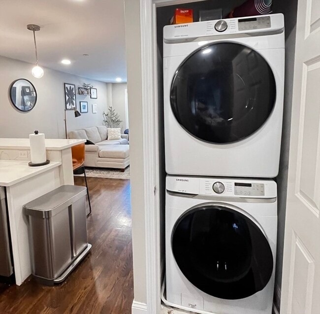 Building Photo - 229 Maverick St