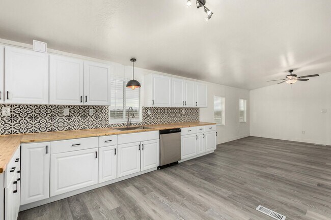 Building Photo - 1.25 Acre 5 Bedroom 3 Bathroom Horse Property in Florence!