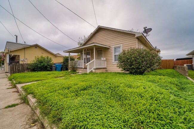 Building Photo - Feel Right at Home in This Inviting 2-Bed Gem