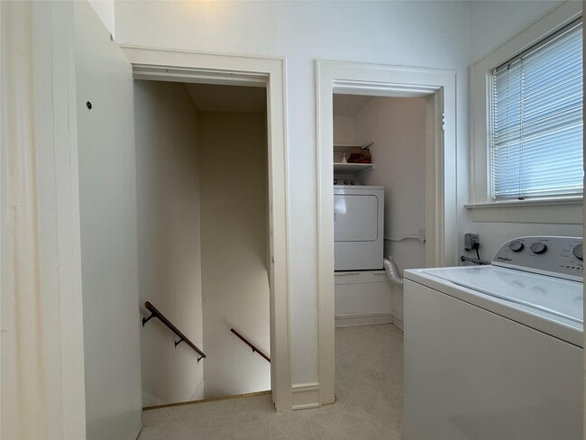 Building Photo - 2311 Wroxton Rd