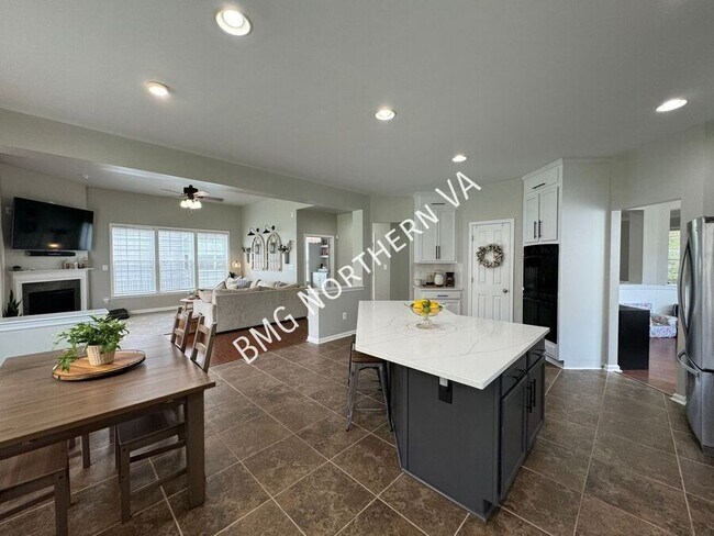 Building Photo - 8930 Kingbird Ct