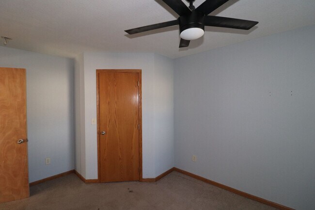 Building Photo - Spacious duplex for rent!