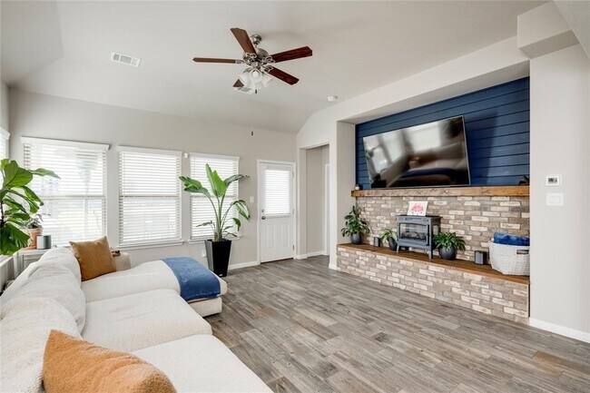Building Photo - 709 Tinton Falls Ln