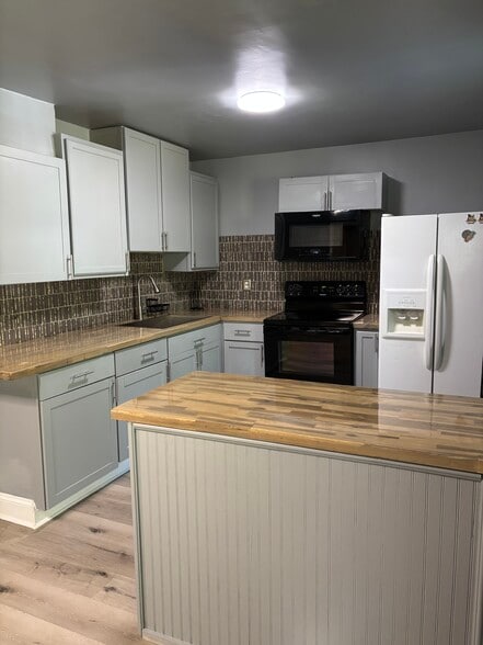 Kitchen - 4155 Round Stone Dr