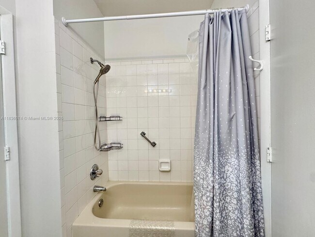 Building Photo - 1413 Avon Ln