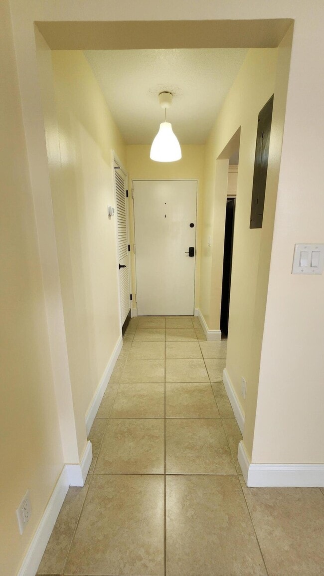 Building Photo - 105 S Riverside Dr