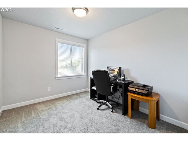 Building Photo - 123 Loganberry Ct