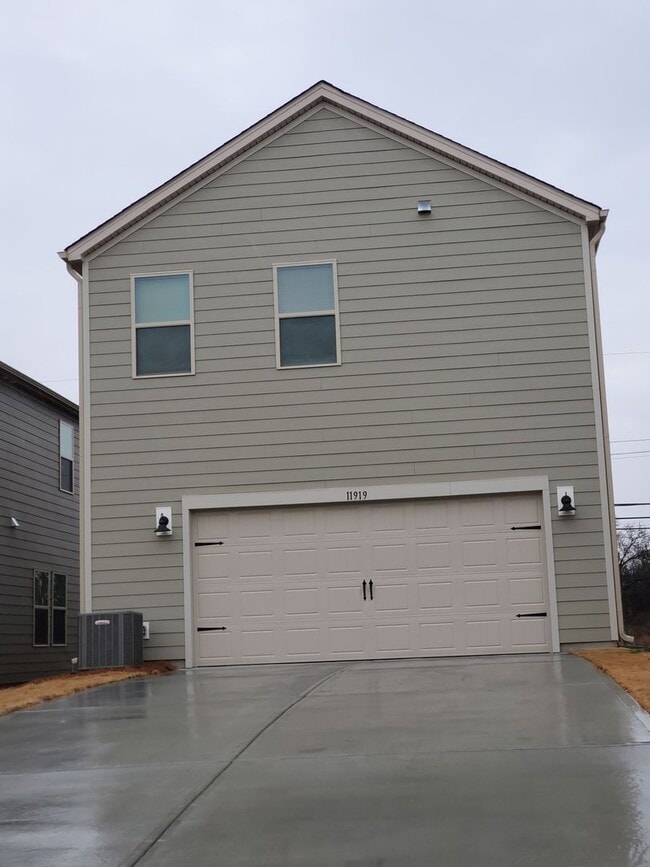 Building Photo - Beautiful Home in Huntersville