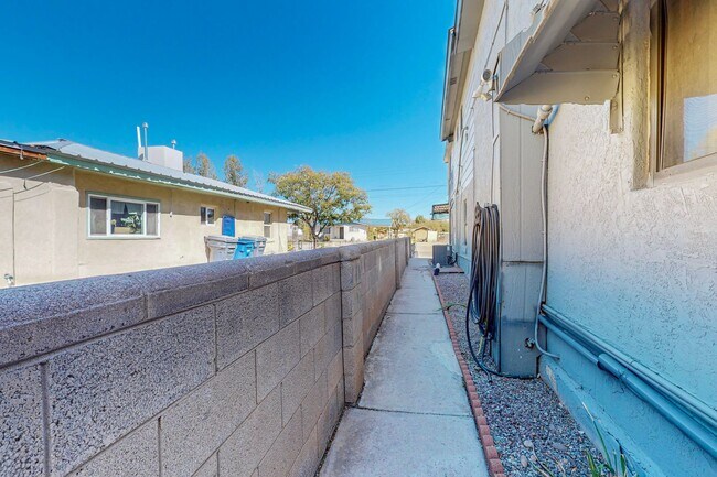 Building Photo - North Valley 4 Bedroom 2 Bath *Move-in Special* $1000 off 1st month rent if you sign by 11/30/25