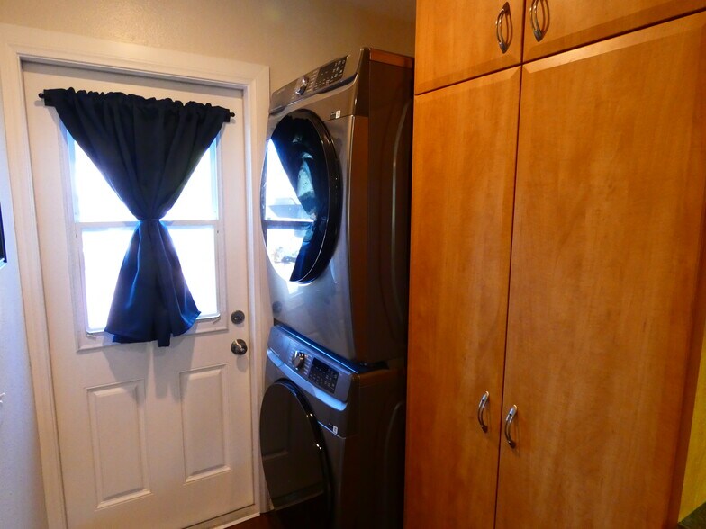 Washer / Dryer - 12133 Wilsey Way