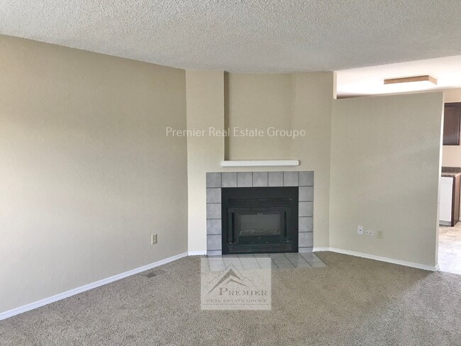 Building Photo - 527 Comanche Village Dr
