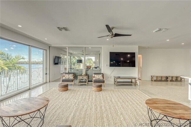 Building Photo - 2717 Yacht Club Blvd