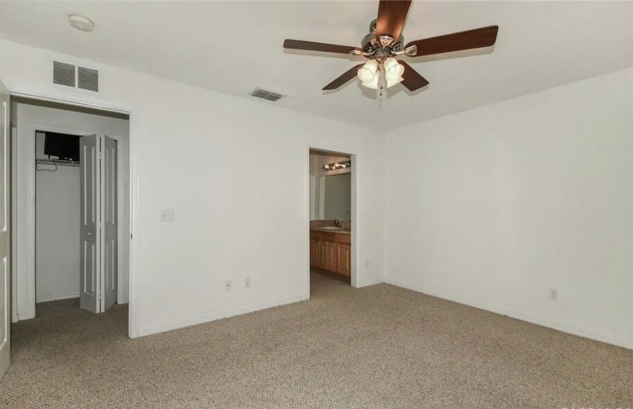 Building Photo - 2131 N Pine Cone Ave