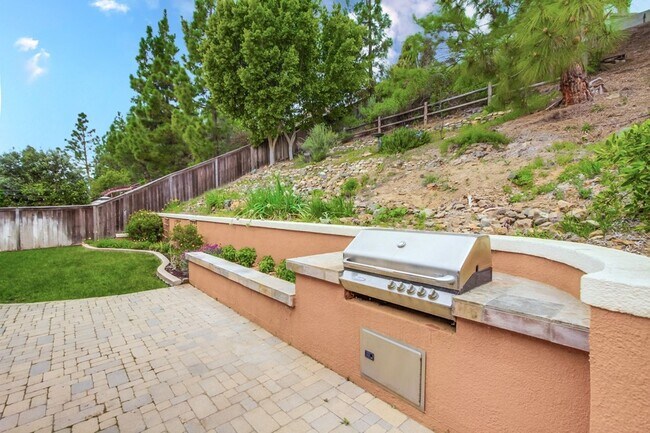 Building Photo - 4 Bedroom Cul-de-Sac home in San Elijo Hills!