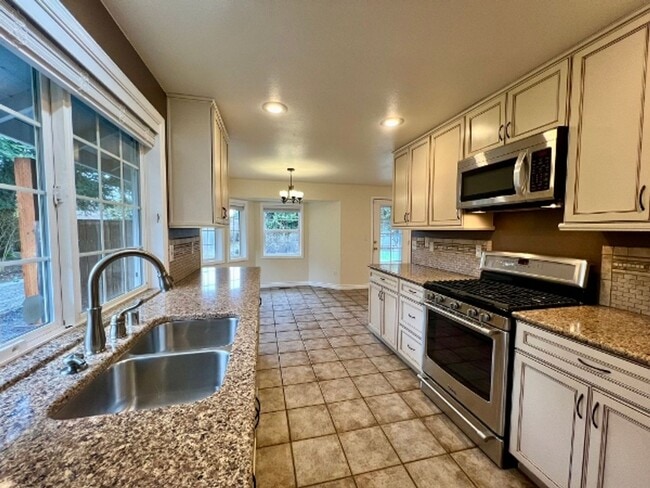 Building Photo - Renovated 3BD w/ Large Shop