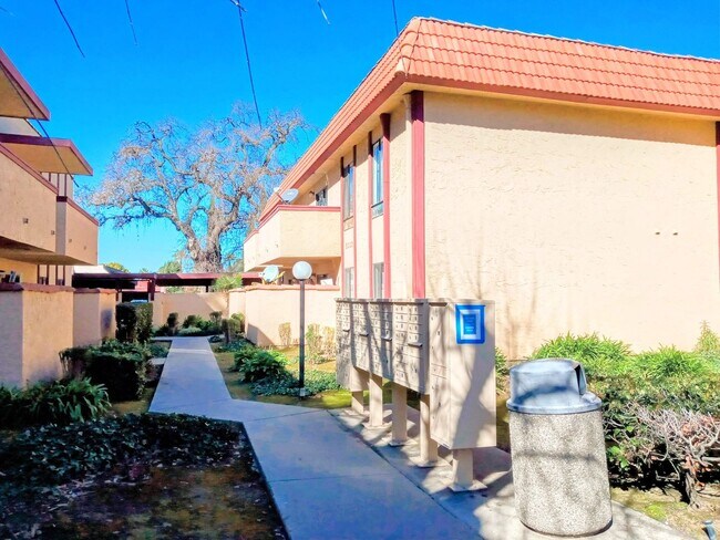 Building Photo - Refurbished 1bd Condo on First Floor With Pool