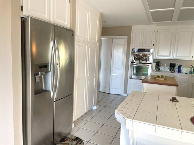 Building Photo - Elegant 4 bedroom 2.5 bath home, Completely Furnished