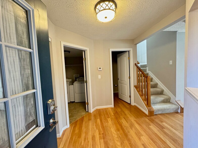 Foyer - 6549 Twin Lakes Dr