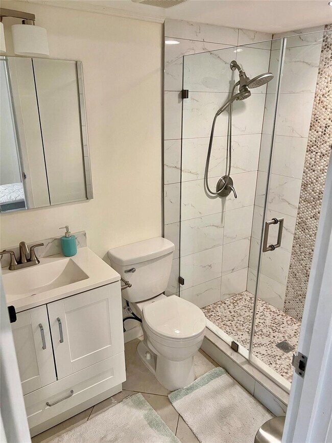 Building Photo - 690 Saxony Way