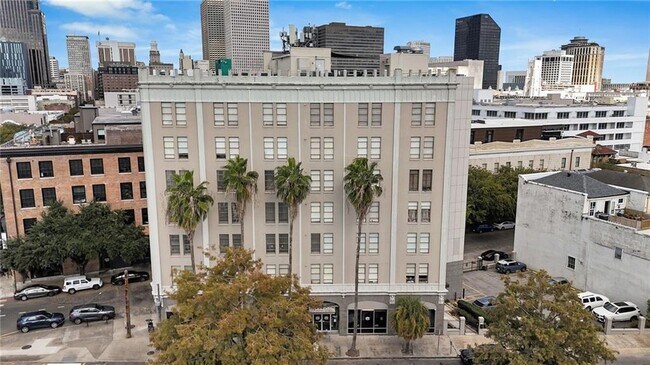 Building Photo - 833 Howard Ave