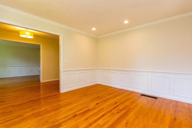 Building Photo - 24 Longshank Cir