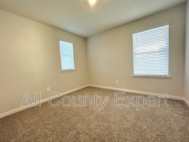 Building Photo - 823 Misty Holw Trl