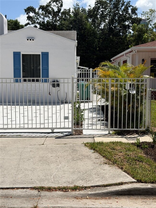 Building Photo - 227 SW 26th Rd