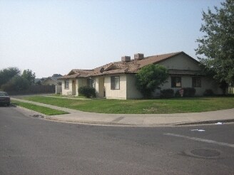 Primary Photo - 301-445 W Oakwood Dr