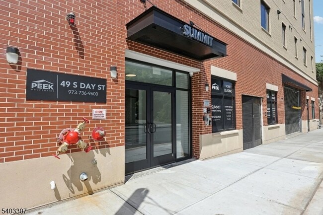 Building Photo - 49 S Day St