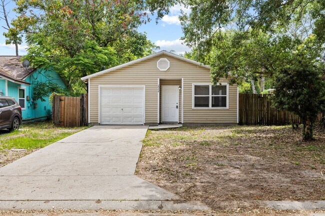 Building Photo - Cute 3/2 home with garage