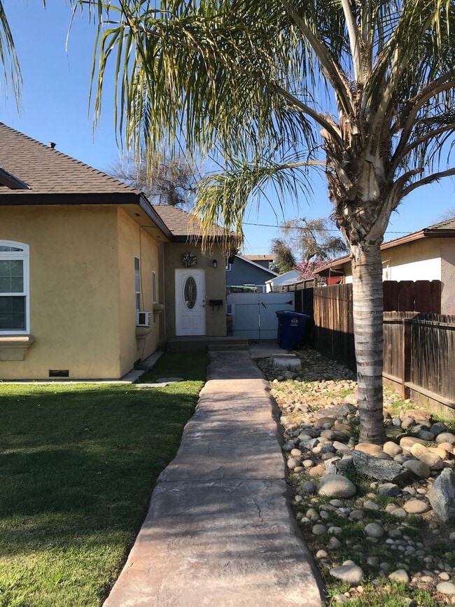 Building Photo - Cute house!