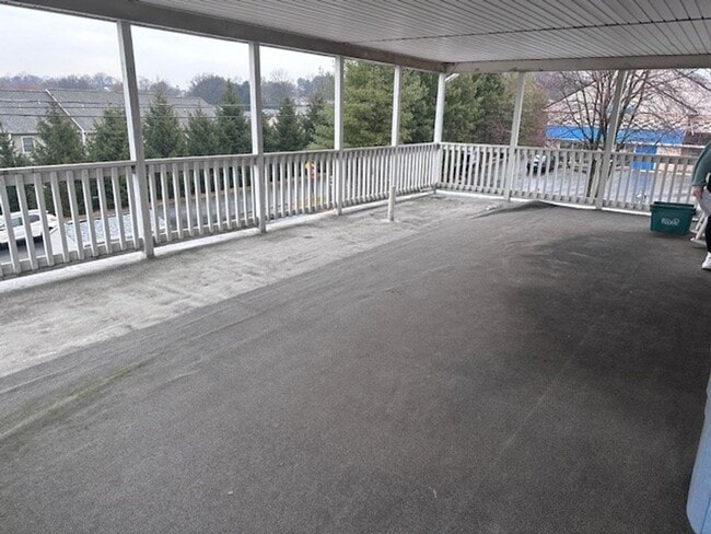 Building Photo - Spacious 2nd floor 3 Bedroom Apartment