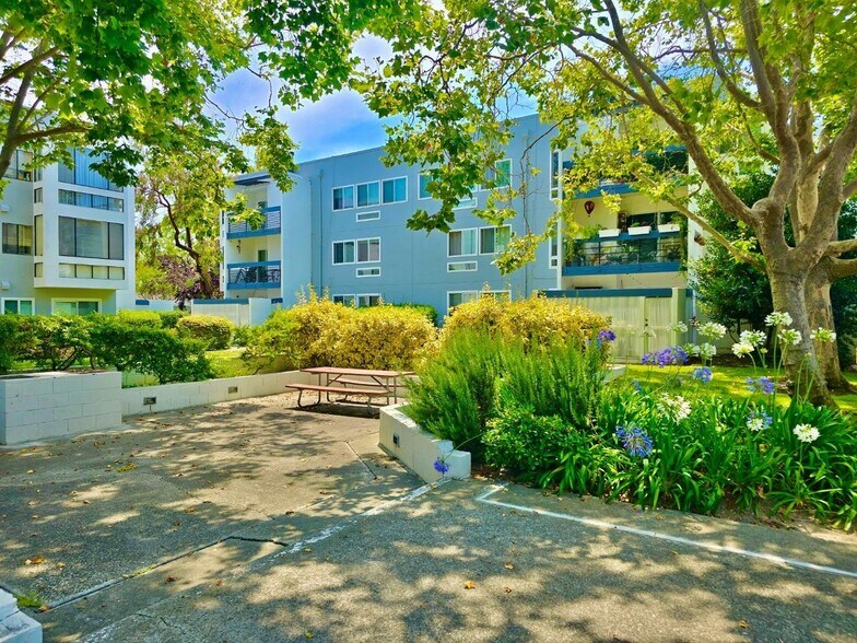 Building Photo - 1033 Shell Blvd