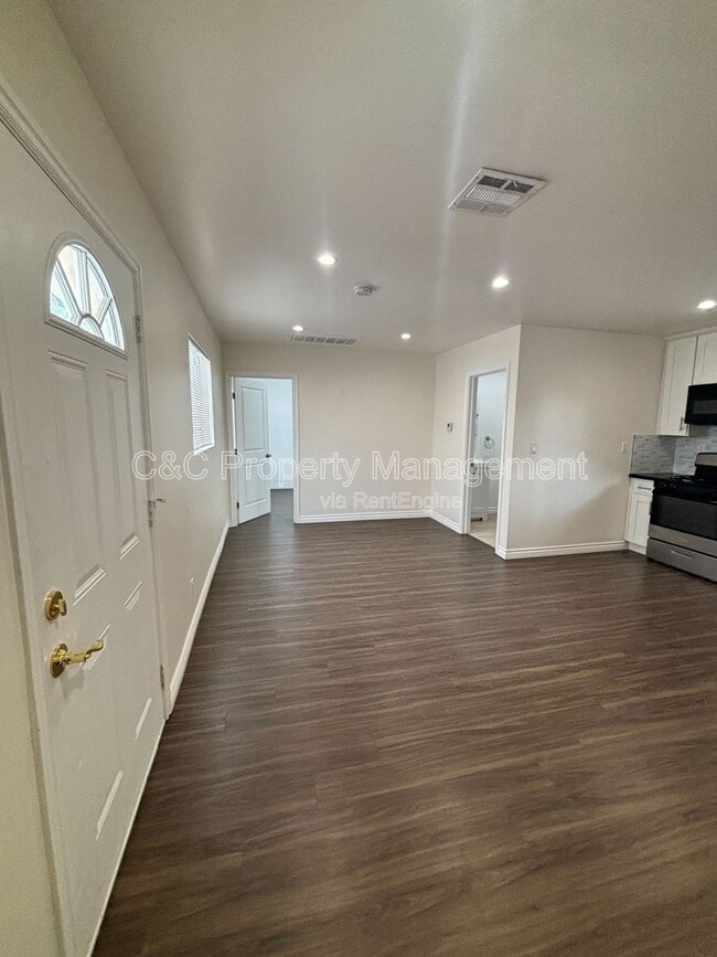 Building Photo - 7053 Lindley Ave