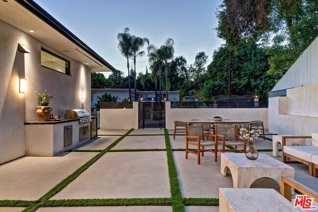 Building Photo - 16879 Mooncrest Dr