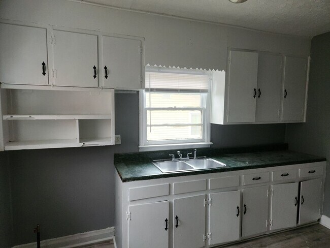 Building Photo - Spacious Ranch Home